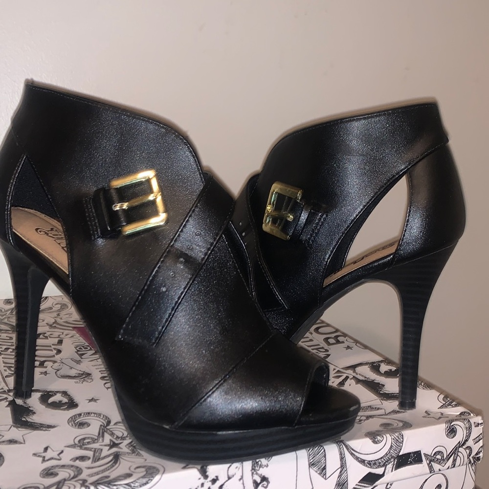 **SOLD** Black heels